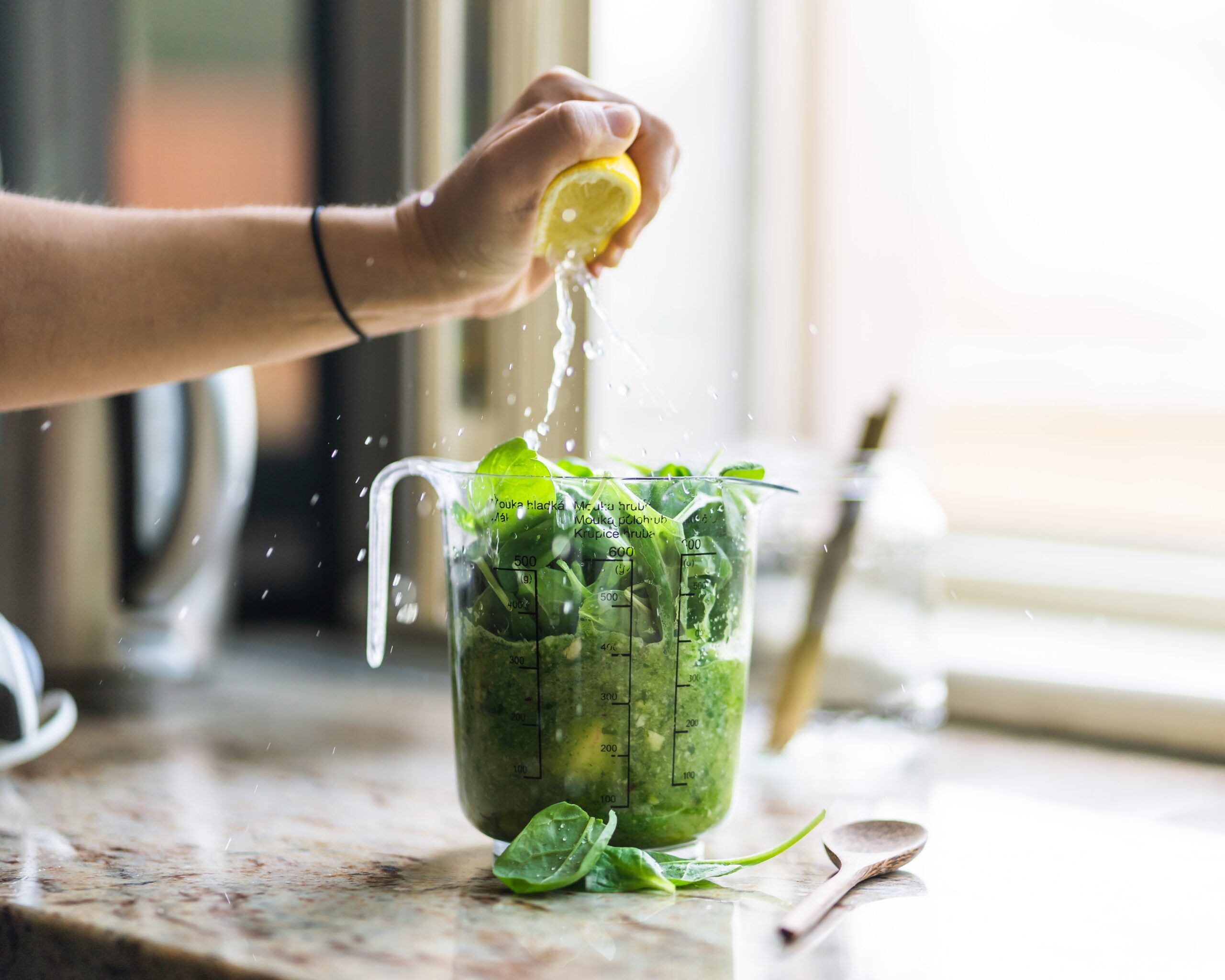 Kinderleichte Zubereitung von Smoothies mit Standmixer